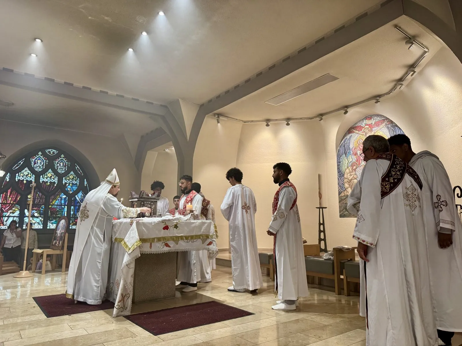 Priester und Diakone bei der Göttlichen Liturgie der koptisch-orthodoxen Gemeinde Biel in der Kirche St. Maria