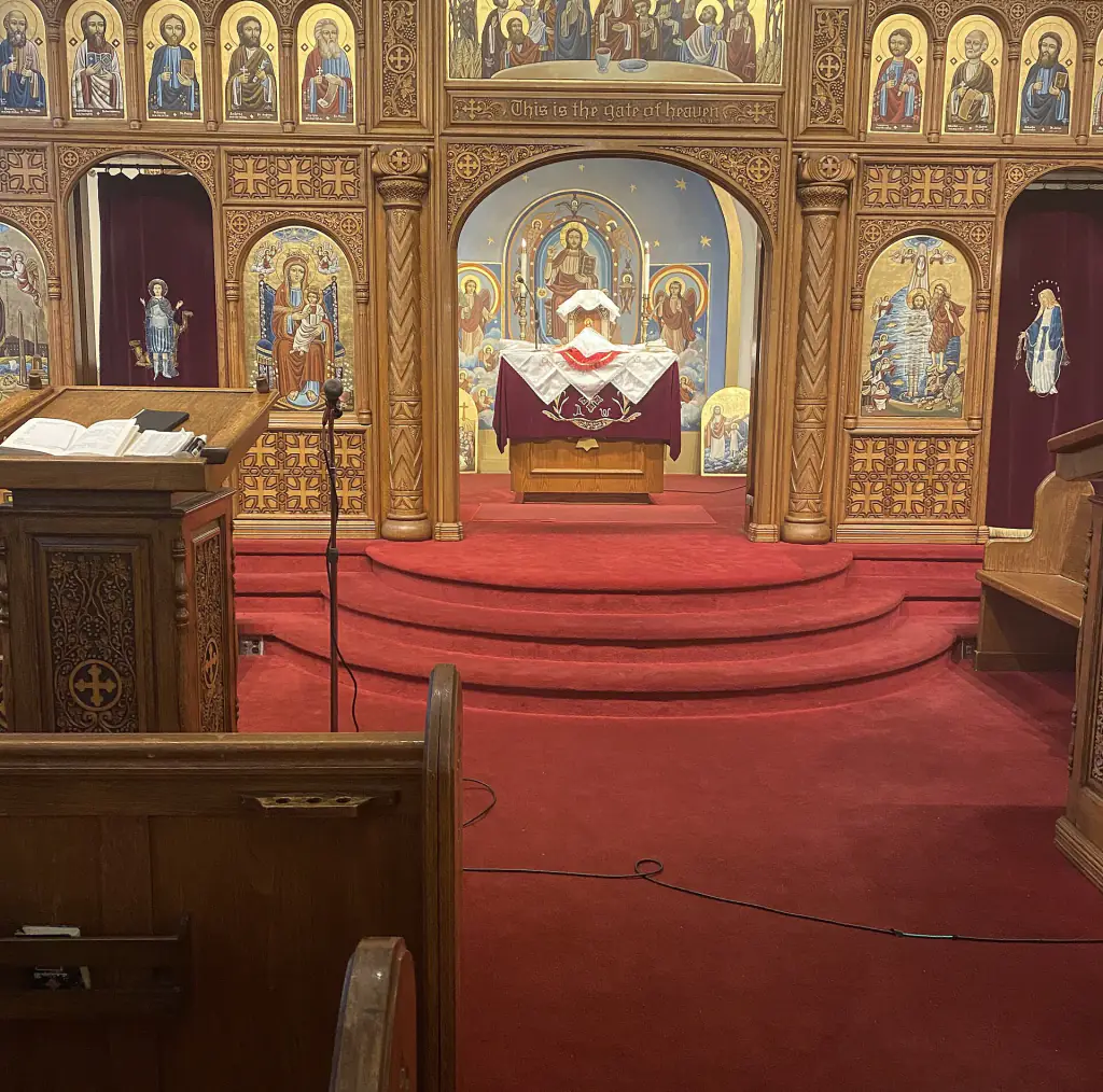 Ikonen und Altarraum einer koptischen Kirche.